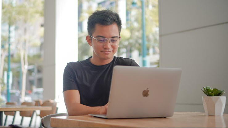 Apple được cho là sẽ tung ra MacBook OLED màn hình cảm ứng.