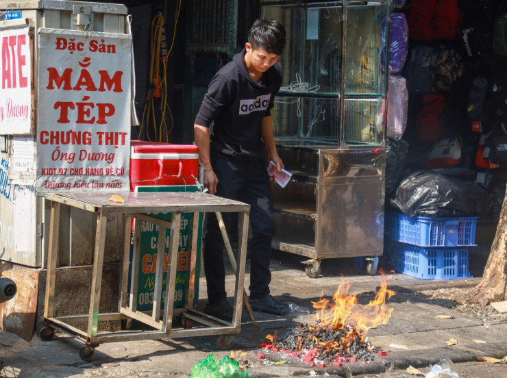 Năm nay ngay từ sáng sớm 22 tháng Chạp, trên nhiều tuyến phố Thủ đô đã "đỏ lửa" tiễn ông Công ông Táo chầu trời.