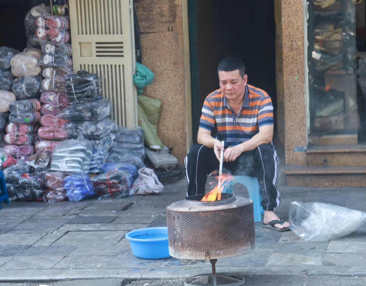 Theo tín ngưỡng cổ truyền, ngày 23 tháng Chạp là ngày Táo Quân lên trời báo cáo Ngọc Hoàng Thượng đế những điều tai nghe mắt thấy ở trần gian, những hành vi, việc làm tốt, xấu của các thành viên trong gia đình trong năm một cách khách quan, trung thực.