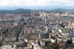 Cách Việt Nam chỉ vài trăm mét, thành phố cấp huyện ở Trung Quốc kinh tế thế nào?