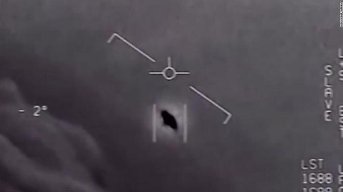 Một UFO được phi công Hải quân Mỹ quan sát được.