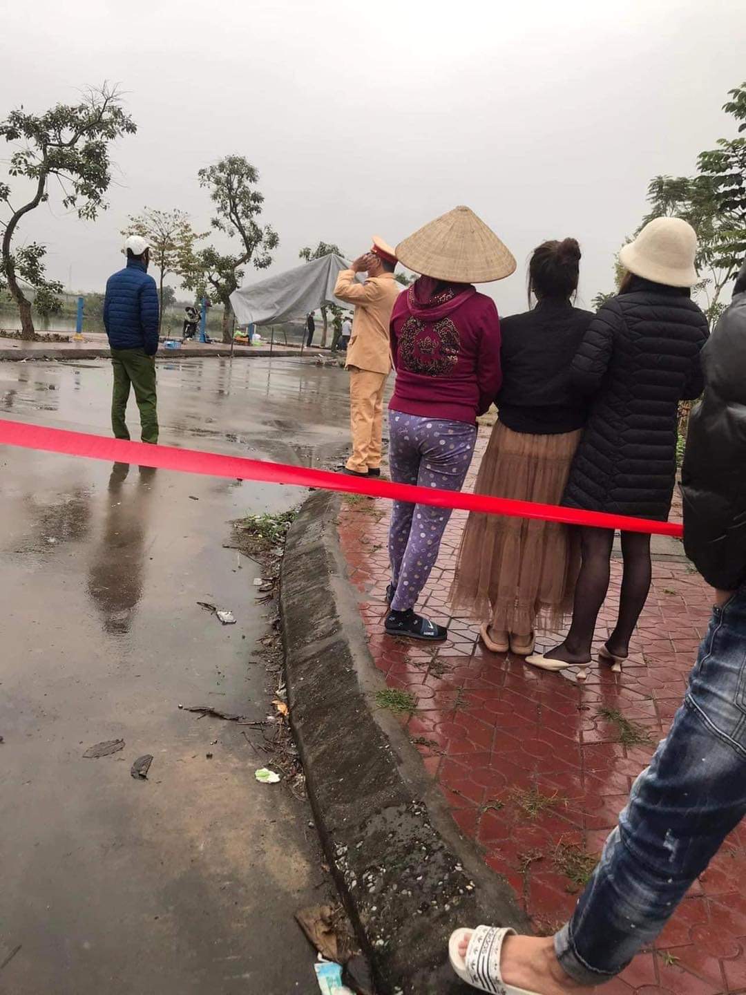 Lực lượng công an phong toả hiện trường nơi phát hiện thi thể người đàn ông