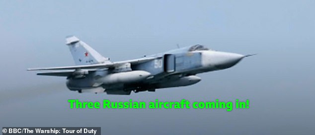Chiến đấu cơ Su-24 Nga bay sát tàu sân bay Anh.