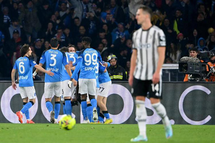 Napoli trút "cơn mưa bàn thắng" vào lưới "Bà đầm già thành Turin" ở hiệp 2