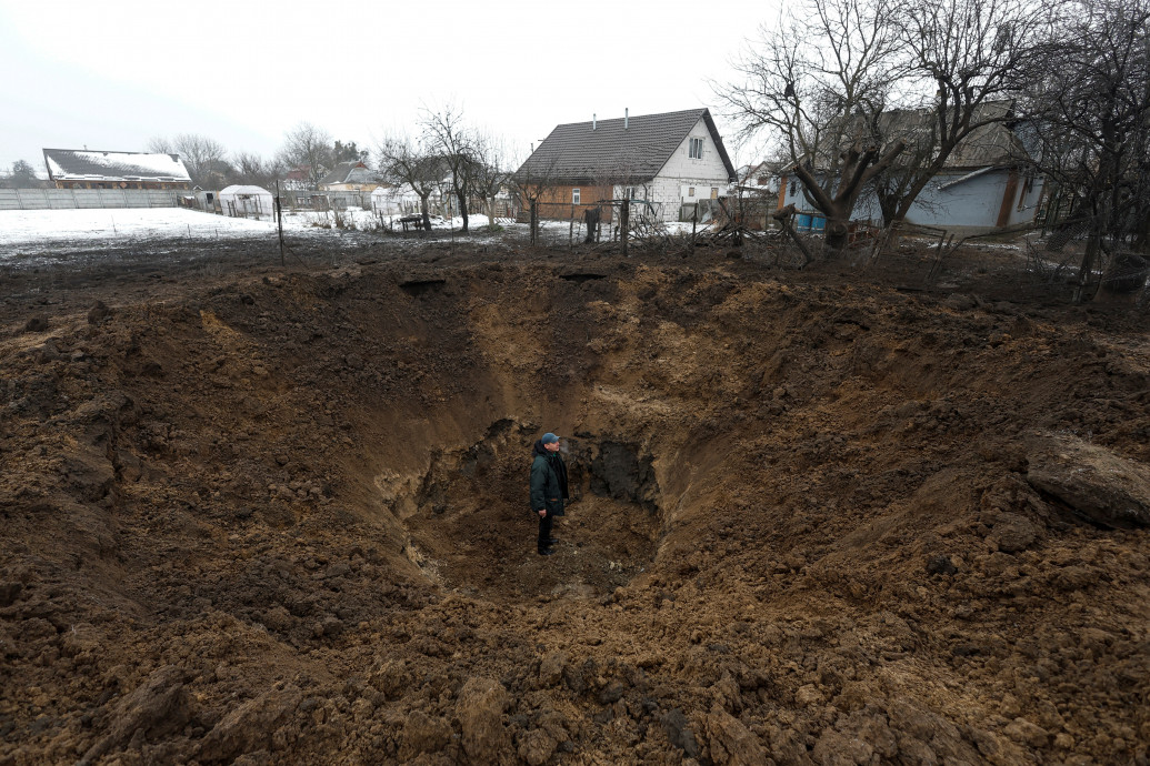 Miếng hố do tên lửa để lại ở Kiev hôm 14/1 (ảnh: Reuters)