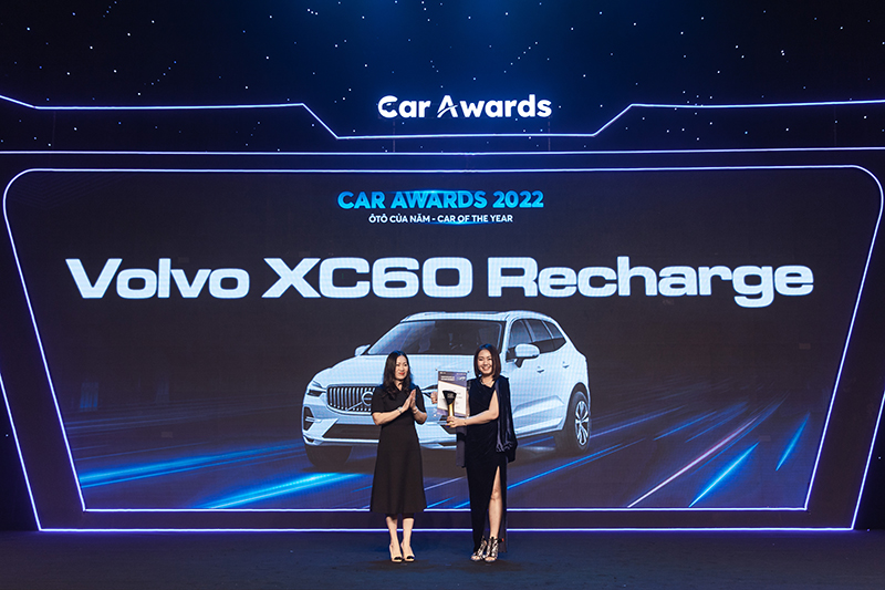 Bà Lưu Bảo Hương (bên phải) - Tổng Giám đốc Volvo Car Vietnam đại diện nhận giải “Ô tô Của Năm 2022”