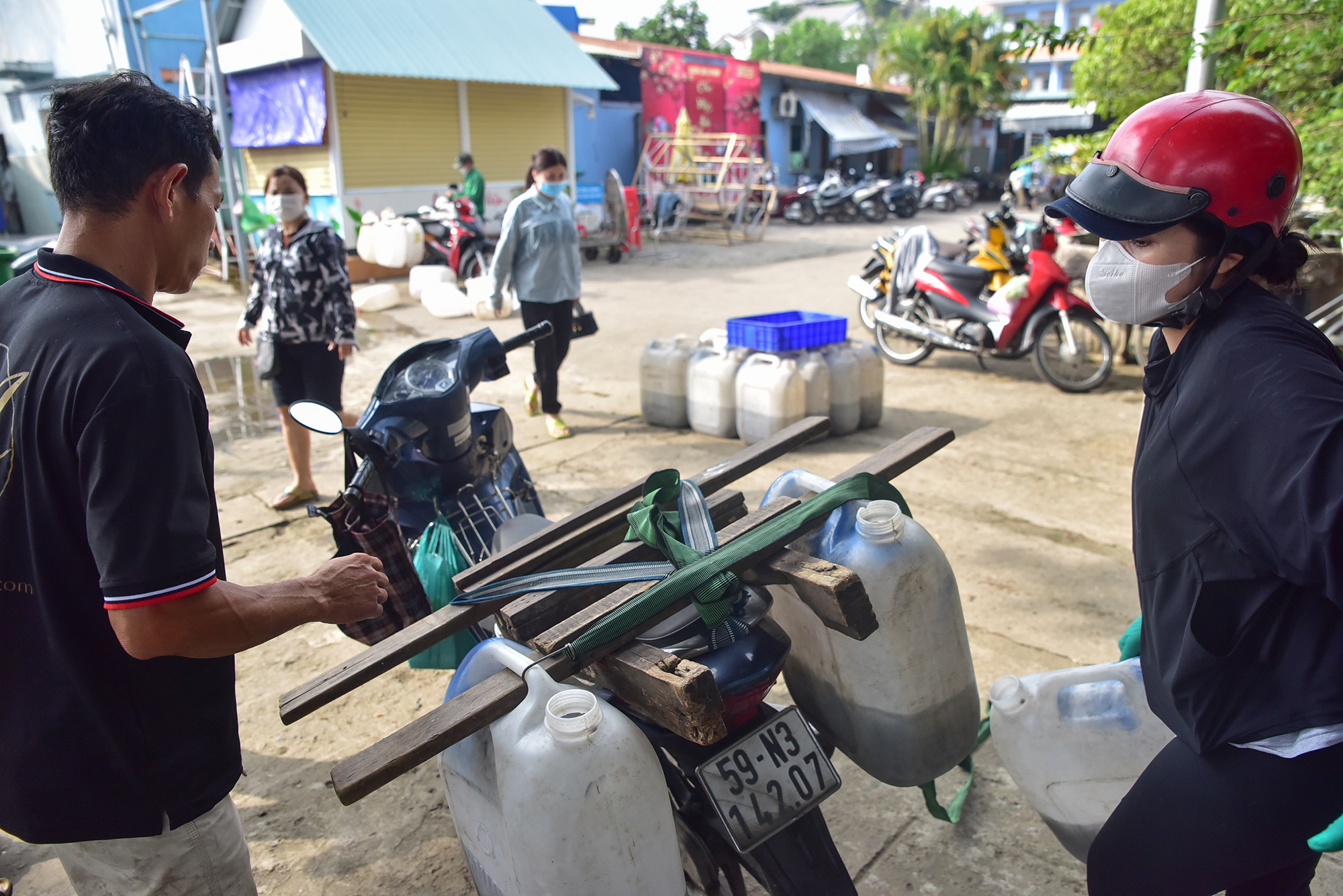 Ngoài mua ở các nơi mang tới, điểm bán trước cổng chùa, thương lái còn chở hàng trăm ký cá đựng trong các can nhựa mang tới cho khách phóng sinh. Được biết, phần lớn số cá này được đưa tới từ chợ đầu mối Bình Điền, quận 8.