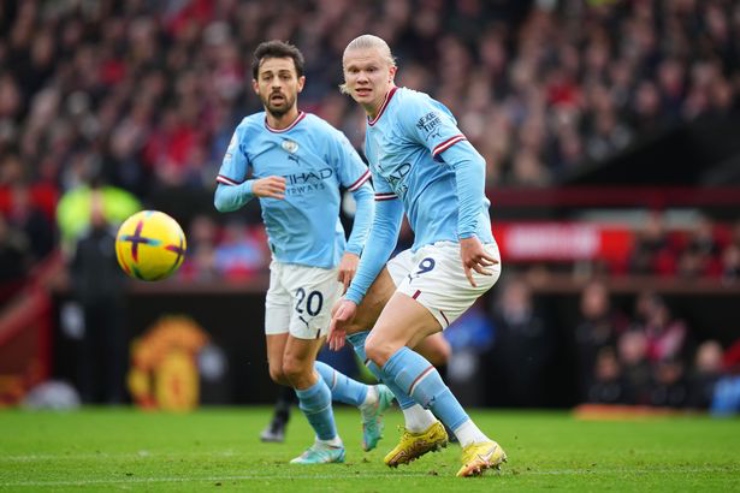 Erling Haaland, chân sút lợi hại nhất của Man City hoàn toàn "mất hút" trước hàng thủ MU. Các cầu thủ đội khách&nbsp;thường xuyên&nbsp;chuyền hỏng, phối hợp lỗi