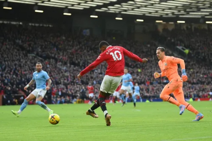 Hàng loạt tình huống ăn bàn mười mươi được Bruno Fernandes và Marcus Rashford tạo ra. Phút 34, Rashford bỏ lỡ cơ hội khi thủ thành Ederson đã băng ra ngoài vòng cấm địa