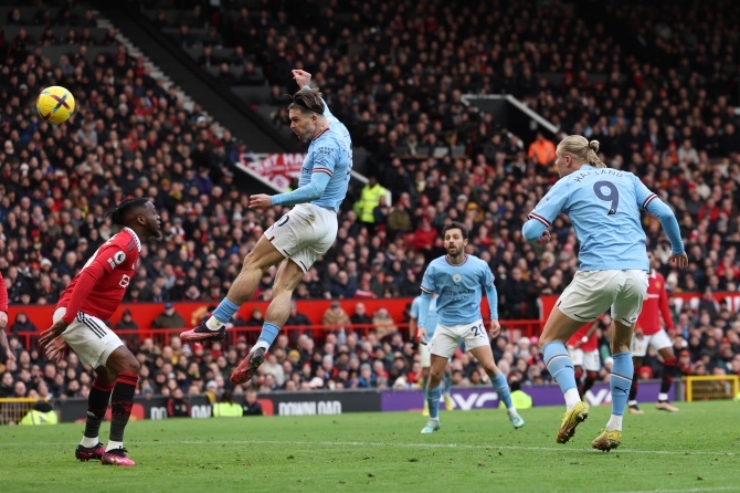 Phút 60, Jack Grealish, cầu thủ vào sân thay người&nbsp;bật cao đánh đầu mở tỷ số cho Man City. Tuy nhiên pha lập công này cũng mở đầu cho những phút "điên rồ" tiếp theo của derby Manchester