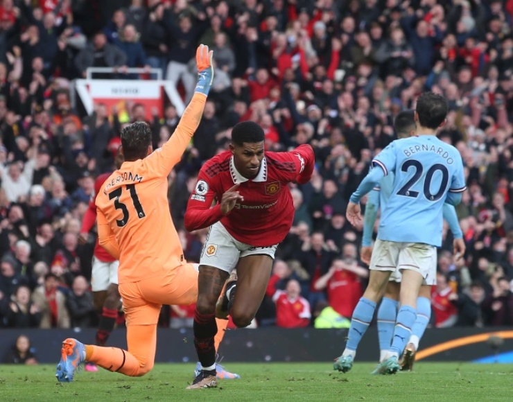 4 phút sau, đích thân Rashford ghi tên mình lên bảng tỉ số với pha đệm bóng cận thành, giúp MU dẫn 2-1