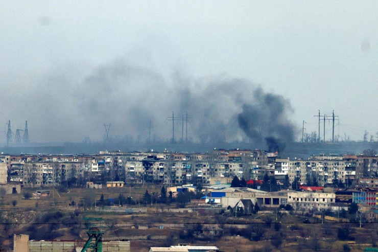 Khói bốc lên từ các cuộc không kích vào thành phố tiền tuyến Soledar hôm 5/1. (Ảnh: Reuters)