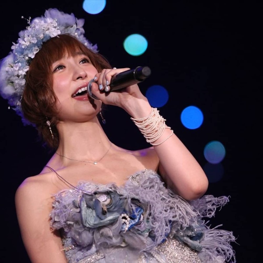 Nữ ca sĩ nổi tiếng Nhật Bản bị chồng kiện vì ngoại tình - 1