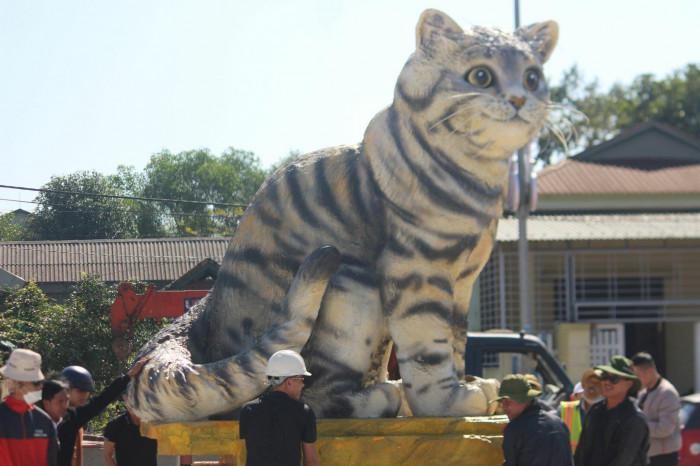 Cận cảnh linh vật mèo “hoàng hậu” khiến dân đội nắng chờ xem ở Quảng Trị - hình ảnh 1