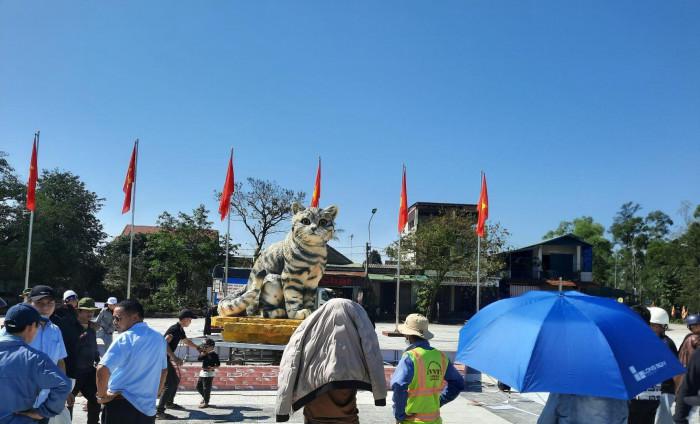 Cận cảnh linh vật mèo “hoàng hậu” khiến dân đội nắng chờ xem ở Quảng Trị - hình ảnh 2