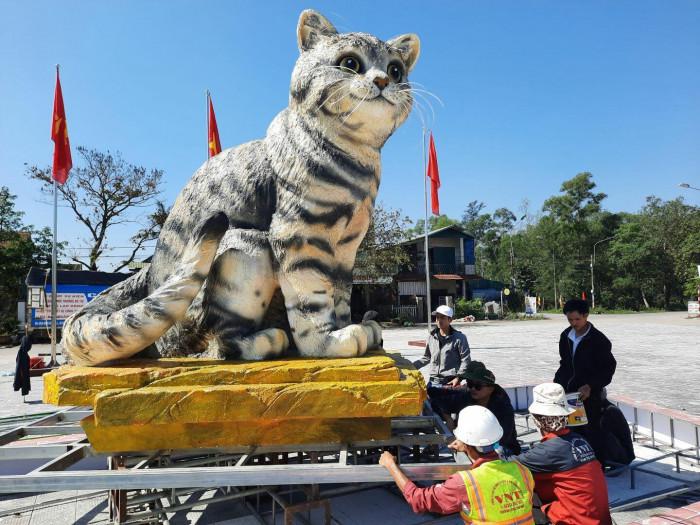 Cận cảnh linh vật mèo “hoàng hậu” khiến dân đội nắng chờ xem ở Quảng Trị - hình ảnh 9