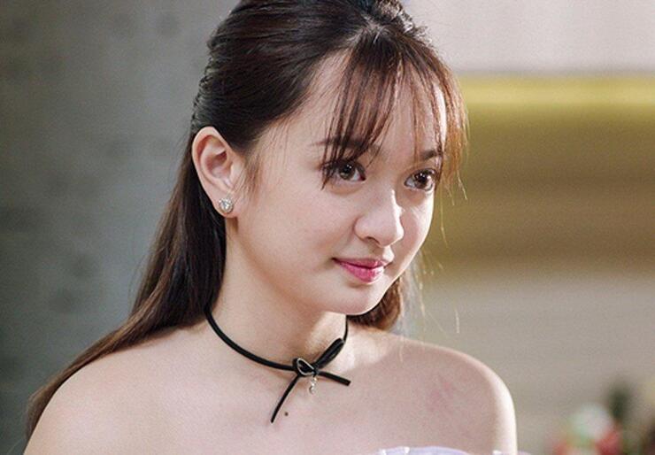 Ngay dự án phim đầu tiên 'Em chưa 18', cô đã được giao đảm nhận vai chính và thành công hóa thân thành nhân vật Linh Đan. 
