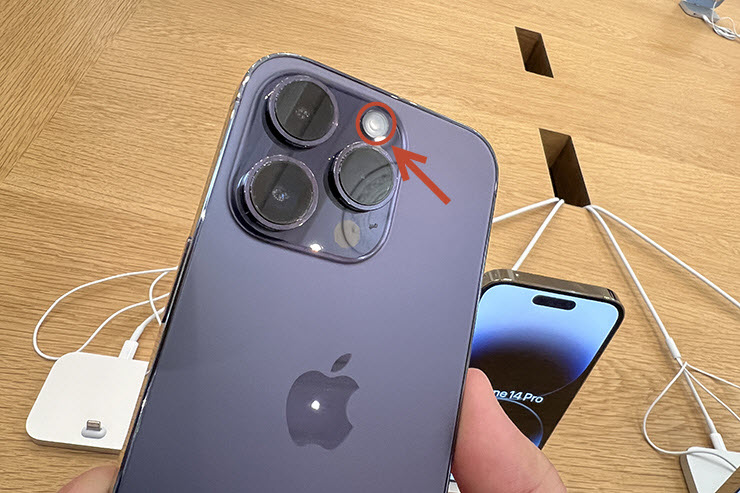 Bạn có nhận ra lỗ tròn bí ẩn này trên camera sau của iPhone? - 1