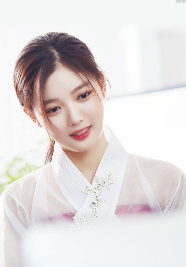 Càng lớn, Kim Yoo Jung càng được khen xinh đẹp.