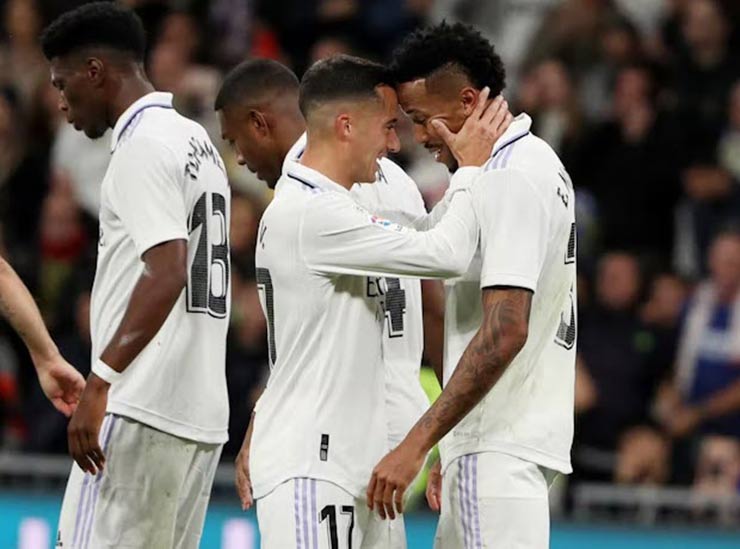 Real Madrid có khả năng mất Militao (phải), chính là người giúp Benzema kiếm quả 11m ở trận gặp Valencia