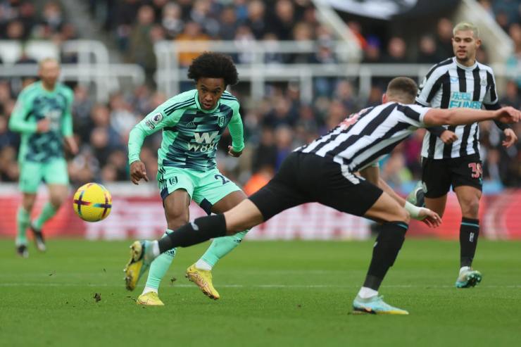 Newcastle (áo sọc đen trắng) gặp nhiều khó khăn trước Fulham