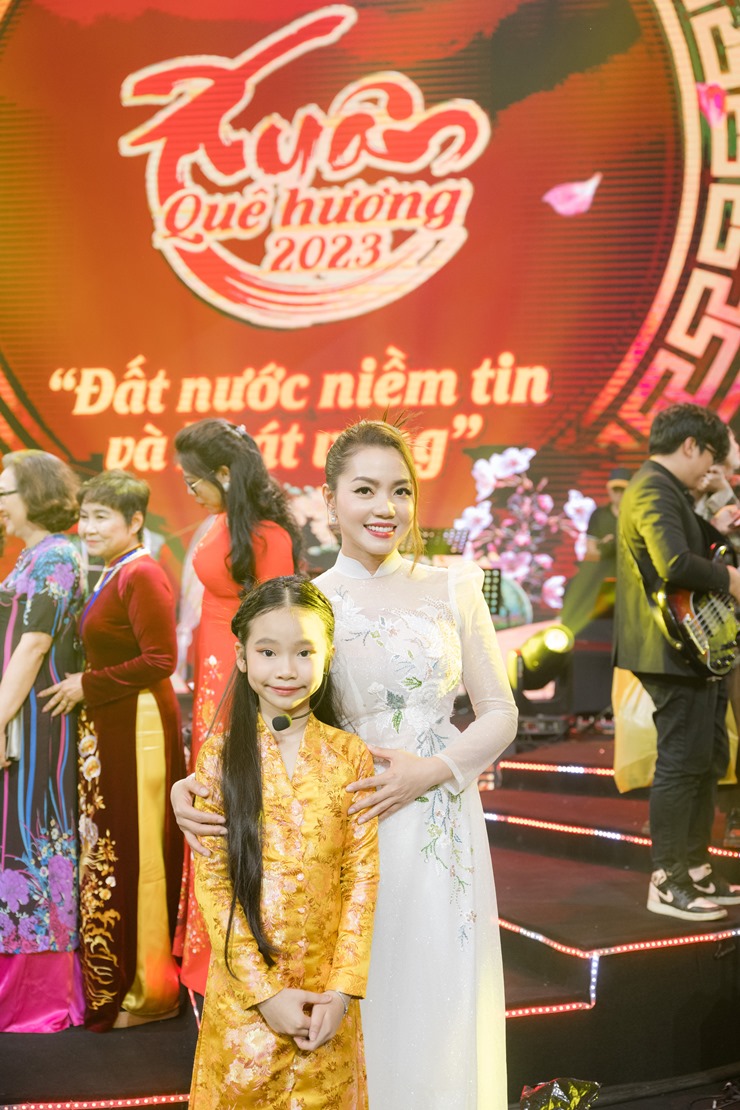Nguyễn Ngọc Anh đẹp ngọt ngào và quyến rũ hát chương trình “Xuân quê hương” - hình ảnh 5