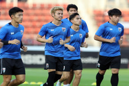 Bunmathan cùng ĐT Thái Lan cười tươi chờ tiếp ĐT Việt Nam chung kết AFF Cup