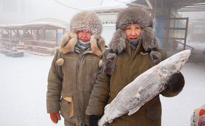 Hai người bán cá tại khu chợ ngoài trời ở TP Yakutsk. Ảnh: Reuters