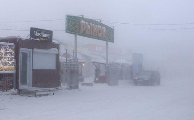 Một khu chợ ngoài trời ở TP Yakutsk. Ảnh: Reuters