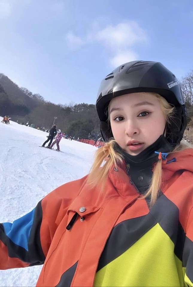 Trịnh Thăng Bình và Hiền Hồ vướng tin hẹn hò khi đăng ảnh trượt tuyết tại Hàn Quốc.