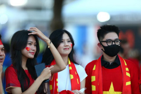 Fan Việt Nam mang cúp vào sân Thái Lan, dàn người đẹp & Hòa Minzy háo hức cổ vũ