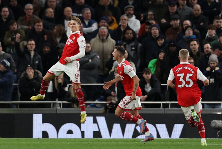 Arsenal vững chắc ngôi đầu