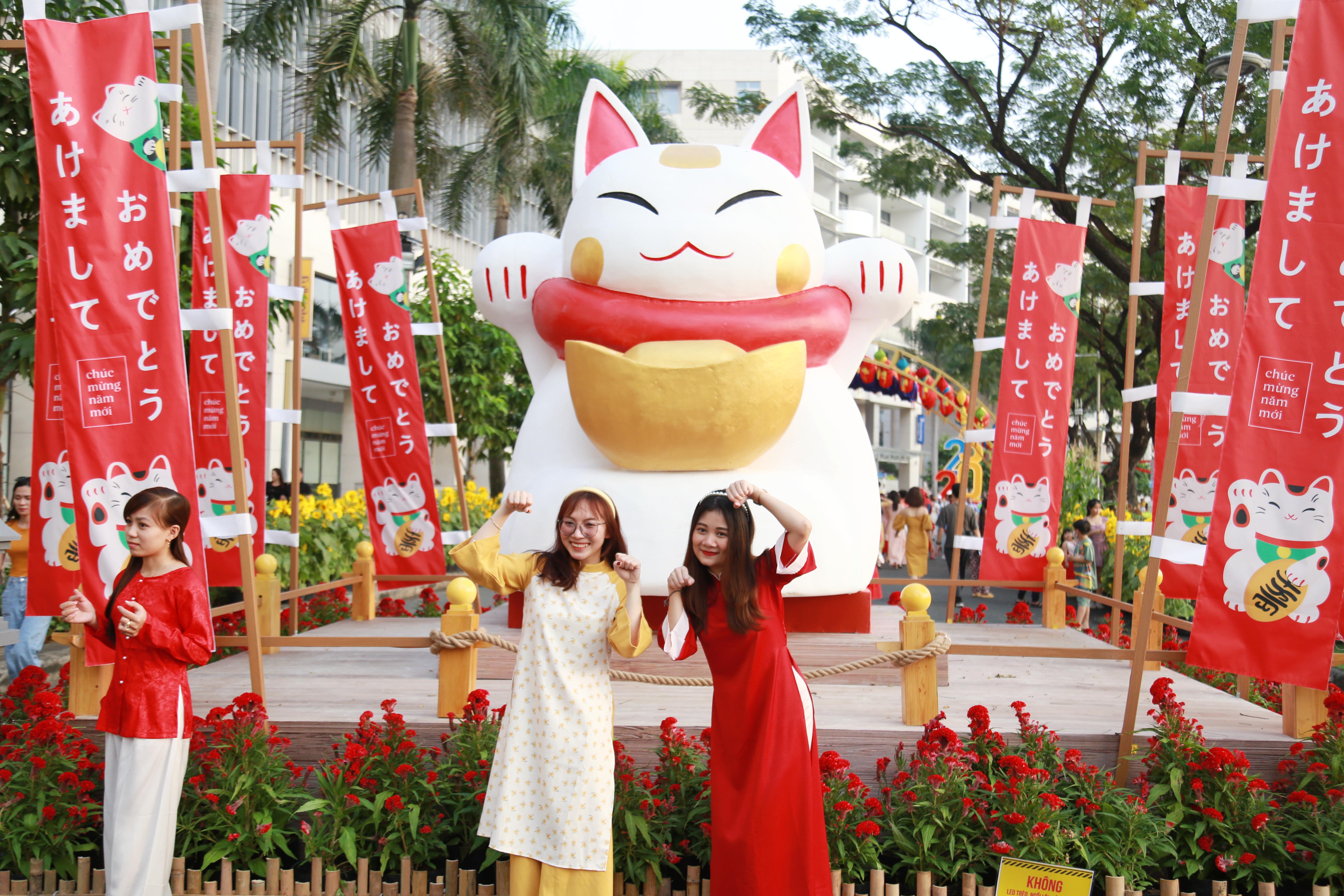 Tiểu cảnh văn hóa Nhật Bản với với&nbsp;Mèo Maneki-Neko, biểu tượng của may mắn, tài lộc.