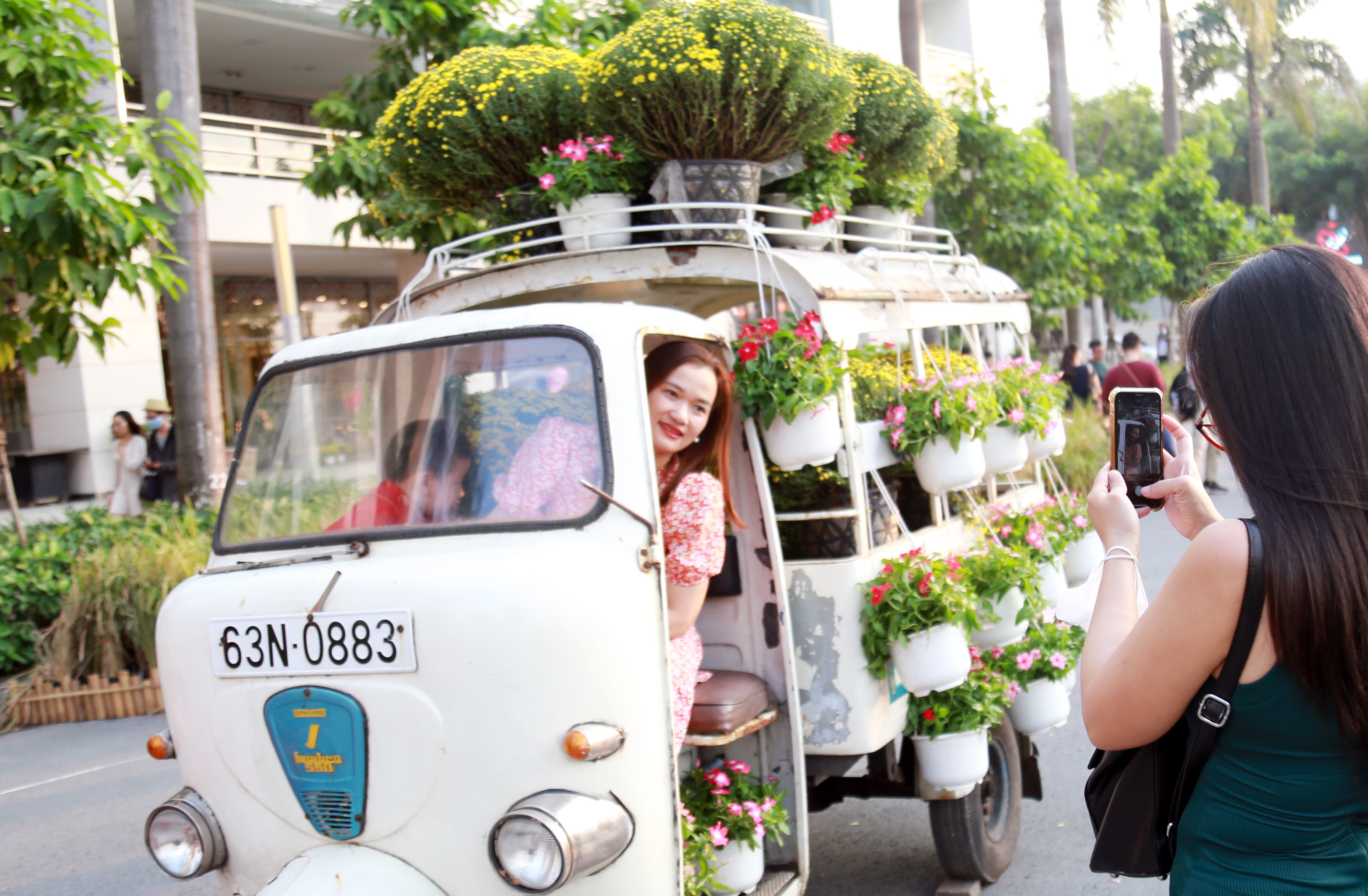 &nbsp;Du khách tham quan, “check in” các tiểu cảnh trên đường hoa