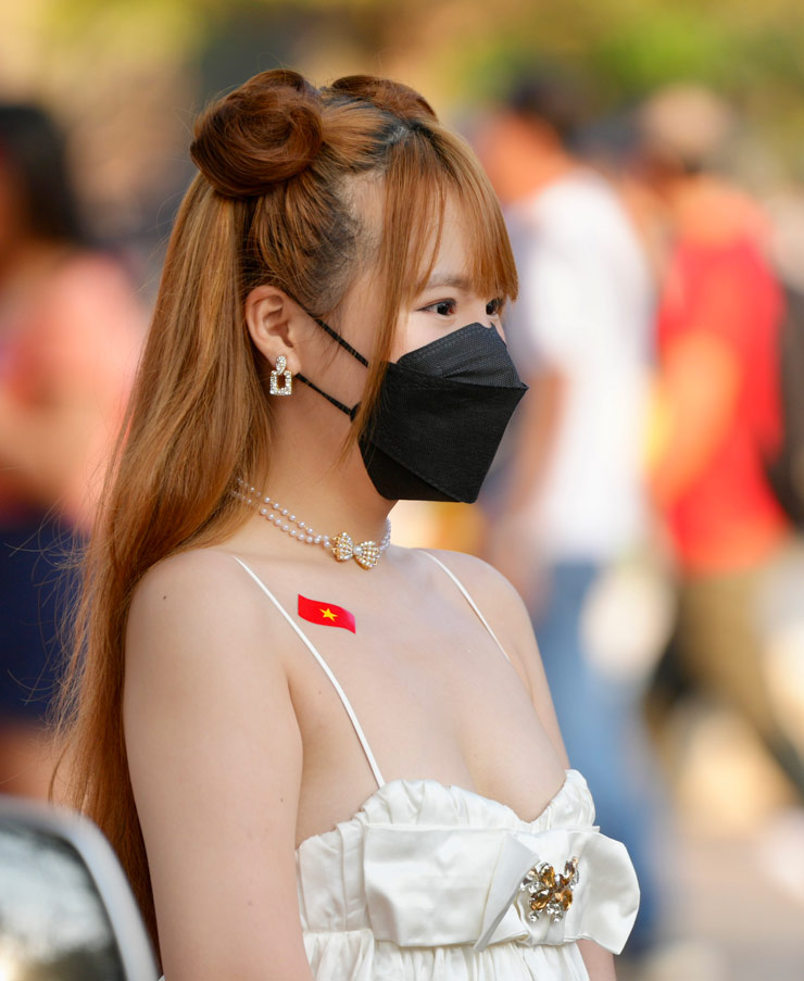 Một hot girl CĐV Việt Nam trên đất
Thái Lan