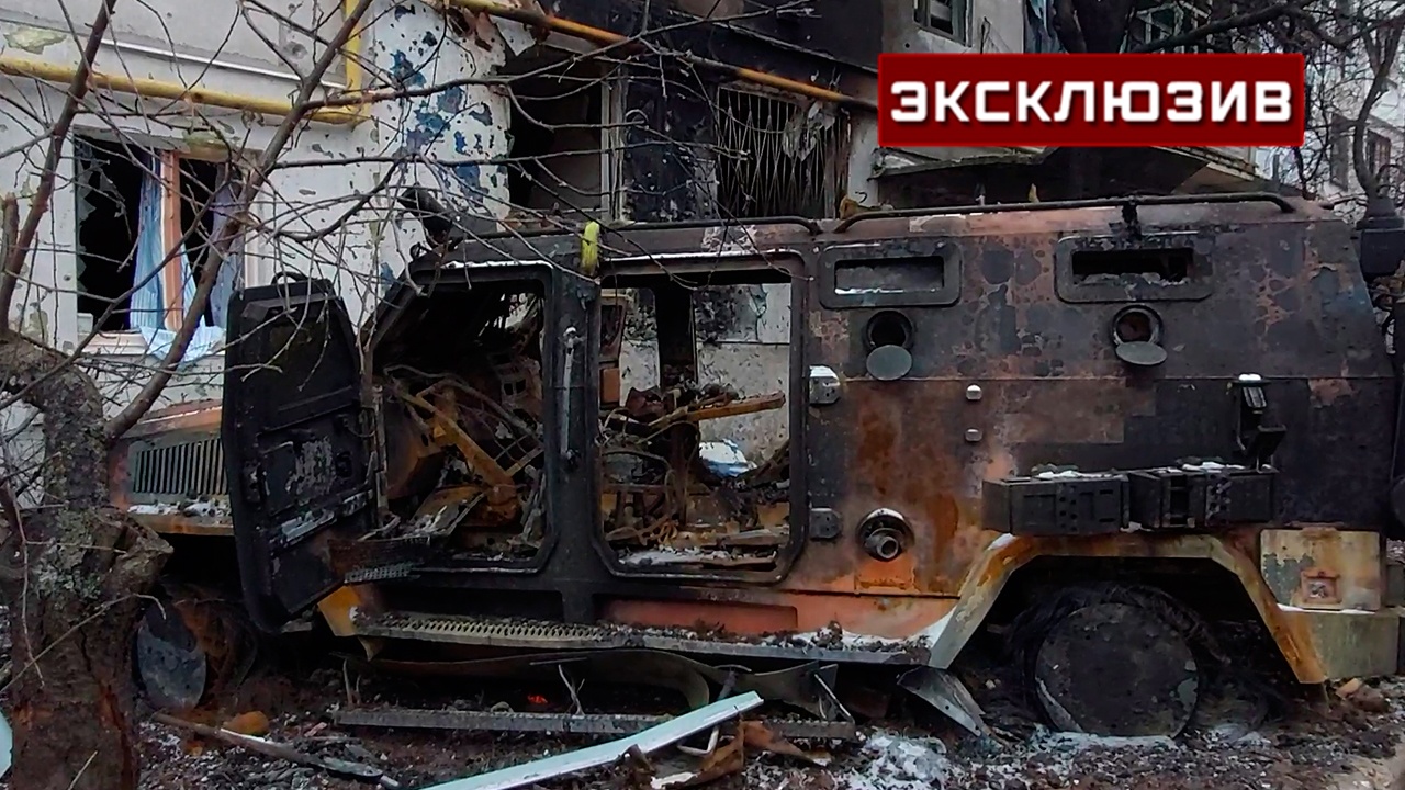 Xe bọc thép Kozak của Ukraine bị thiêu rụi trong giao tranh ở Soledar.
