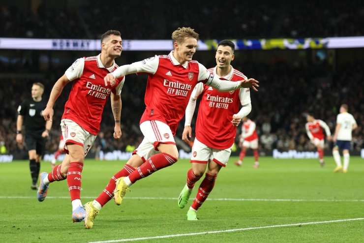 Arsenal thắng thuyết phục trên sân của Tottenham