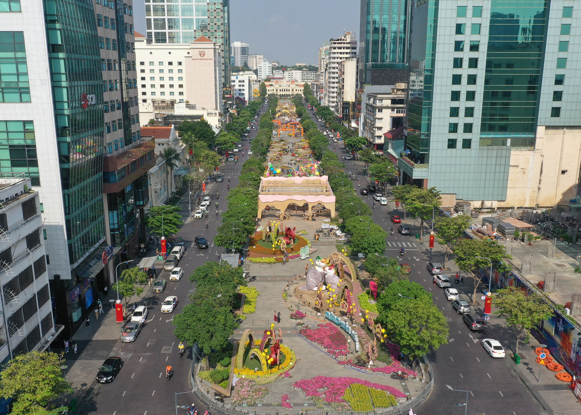 Sau 2 tuần thi công cả ngày lẫn đêm, đường hoa Nguyễn Huệ Tết Quý Mão 2023 với chủ đề “Thành phố Hồ Chí Minh - Xuân an vui, xuân thịnh vượng” cơ bản đã hoàn thành những hạng mục chính.