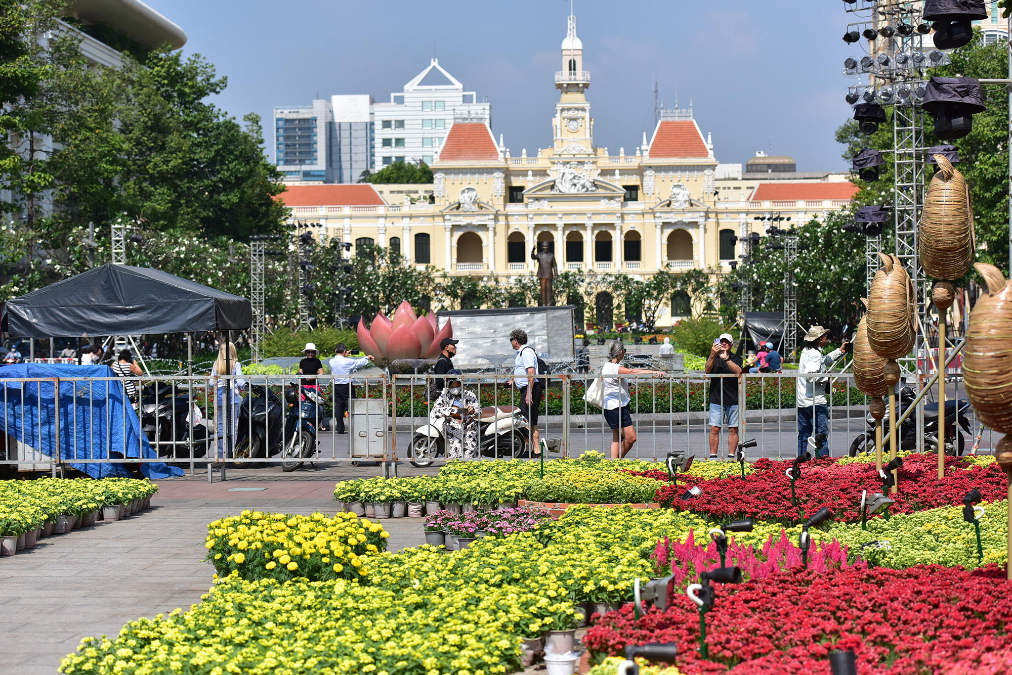 Nhiều người dân, du khách đi qua khu vực thi công đường hoa chụp hình, quay phim những hình ảnh linh vật, tiểu cảnh vừa được hoàn thành.