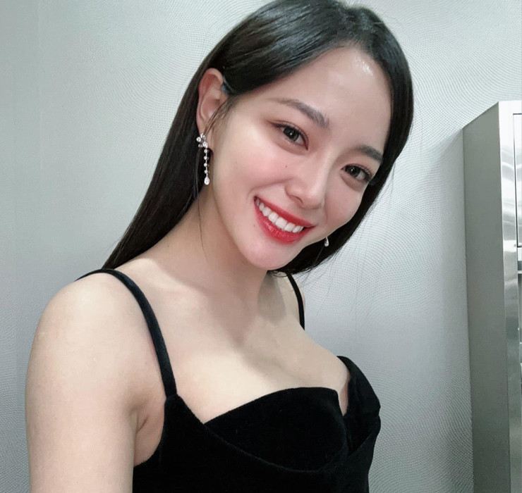 Kim Se Jeong sinh năm 1996, là một nghệ sĩ đa tài trong showbiz Hàn khi vừa là diễn viên lại có năng khiếu ca hát, làm MC.
