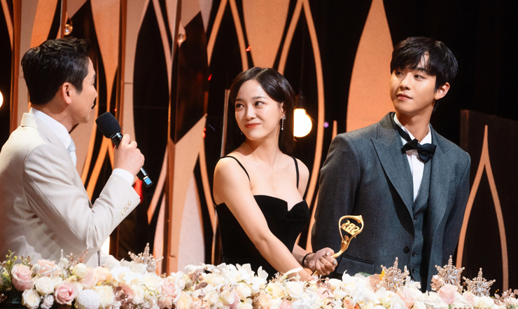 Trên sân khấu SBS Drama Awards 2022, nữ diễn viên gây chú ý nhiều nhất với "bộ cánh" gợi cảm.
