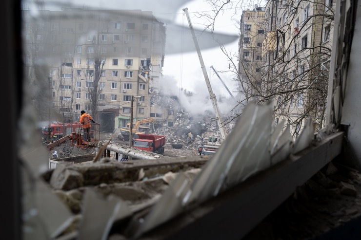 Hiện trường vụ tòa nhà chung cư được cho là trúng tên lửa Nga ở Dnipro hôm 14/1.