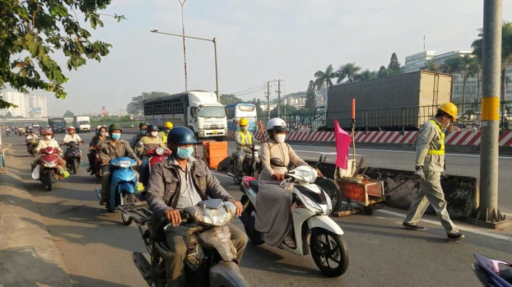 Trong ngày 17-1, các công nhân vệ sinh đường dùng xe tự chế có gắn nam châm đã thu gom cả trăm mảnh đinh hình thoi trên Quốc lộ 1 đoạn qua khu công nghiệp Tân Tạo (phường Tân Tạo A, quận Bình Tân, TP.HCM).