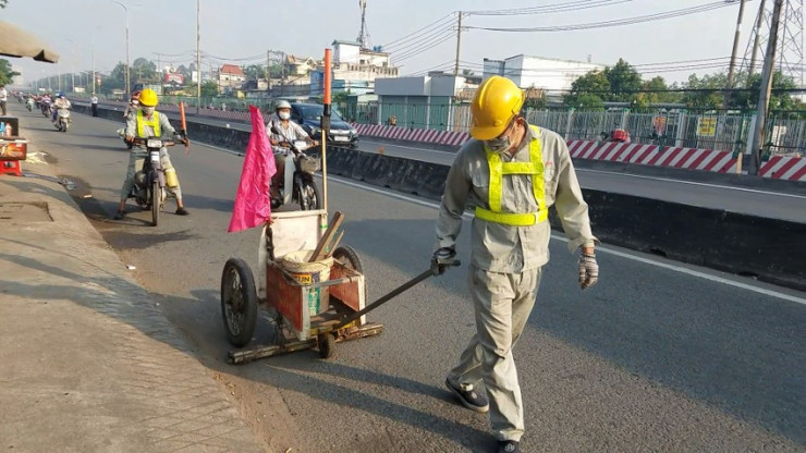 Việc thu gom đinh trong khoảng 1 giờ đồng hồ nhưng giúp nhiều người dân tránh bị cán phải đinh khi chạy xe máy.