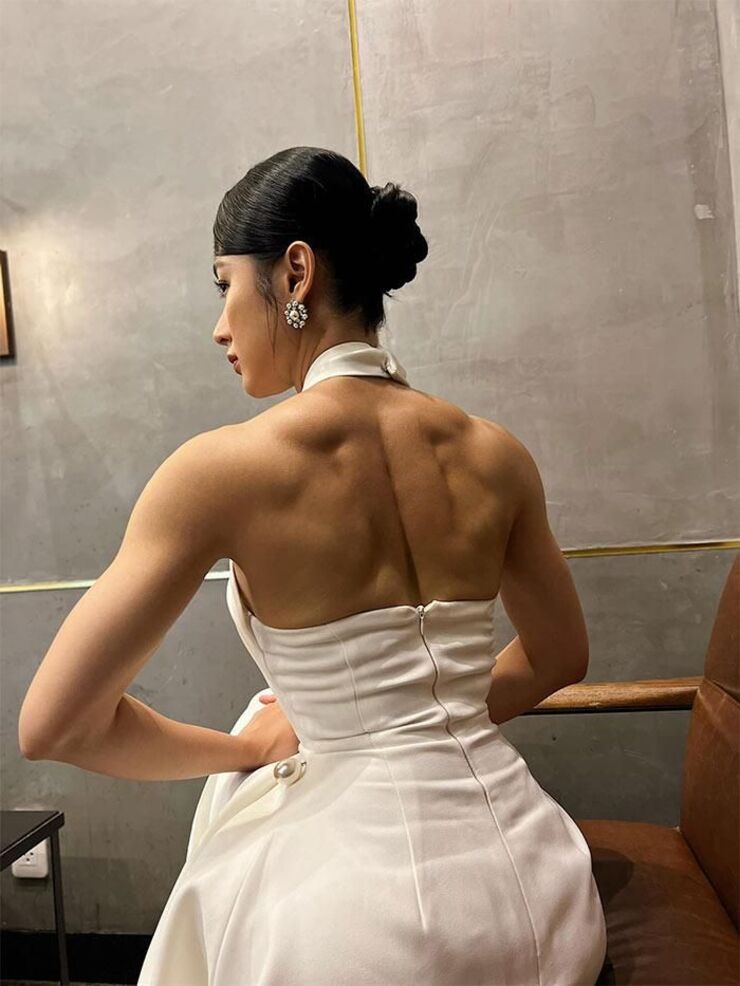 Angela Phương Trinh diện thiết kế váy cổ yếm, hở lưng khoe cơ bắp.
