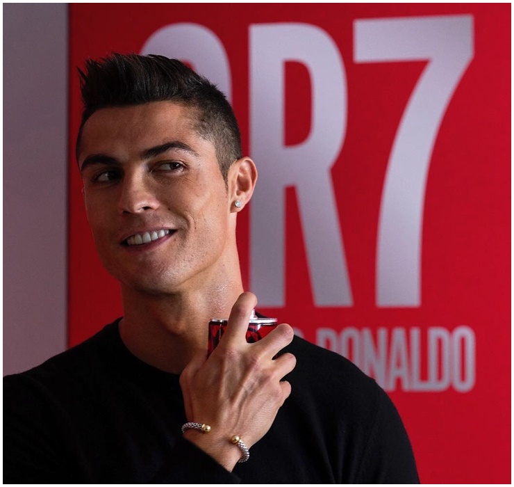 Có thể nói rằng, Ronaldo luôn biết cách nâng cao giá trị của bản thân. Mỗi đồ dùng mà CR7 sử dụng đều đẳng cấp và sành điệu.
