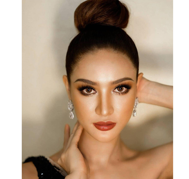 Tonkham Phonchanheuang sinh năm 1995, là Hoa hậu Hoàn vũ Lào 2021.
