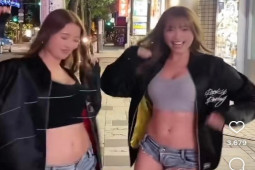 Hai cô gái mặc chiếc quần bị ”ghét nhất thế gian”, vô tư nhảy giữa phố gây phản cảm?