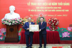 Trao Huy hiệu 40 năm tuổi Đảng tặng Chủ tịch nước Nguyễn Xuân Phúc