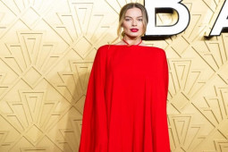 Margot Robbie lộng lẫy trên thảm đỏ với chiếc váy gây bất ngờ ở phần lưng